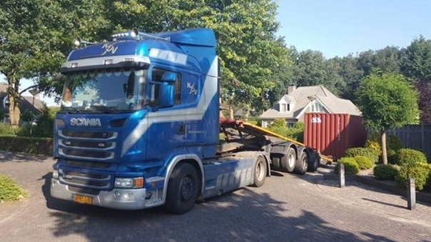 Backloader vrachtwagen met container - Vrieze Trading